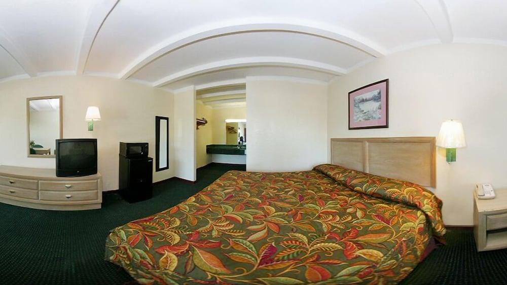 Rodeway Inn Nashville Airport Exterior photo